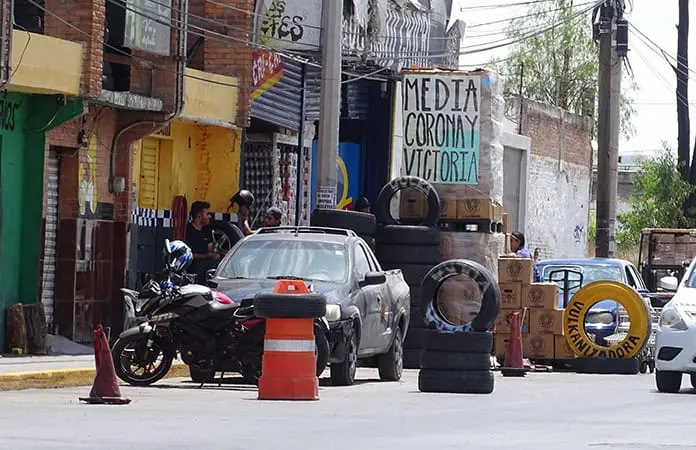 Invaden banquetas de Valent&iacute;n Amador y avenida Los Pinos