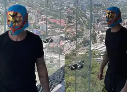 JOE JONAS SE PONE M&Aacute;SCARA DE LUCHADOR
