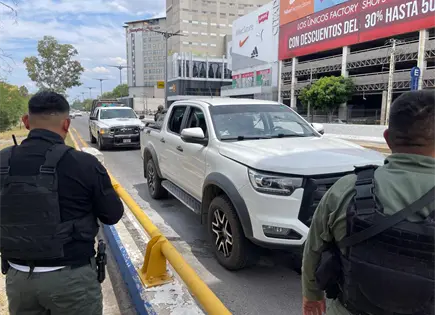 Arde camioneta en plena Salvador Nava