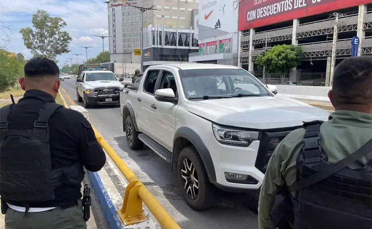 Arde camioneta en plena Salvador Nava Arde camioneta en plena Salvador Nava