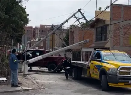 Camioneta derriba postes de la CFE y deja sin luz a vecinos de Morales