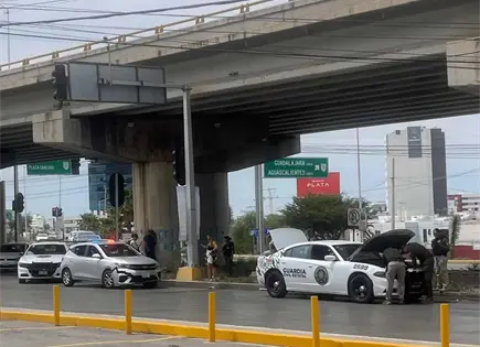 Choque entre patrulla y veh&iacute;culo deja solo da&ntilde;os materiales en Lomas del Pedregal