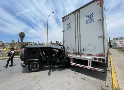 Jeep se impacta contra tr&aacute;iler en bulevar Espa&ntilde;ita