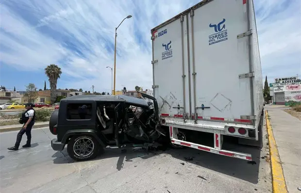 Jeep se impacta contra tráiler en bulevar Españita Jeep se impacta contra tráiler en bulevar Españita