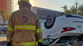 Raudo carro vuelca y tumba poste en la ´57
