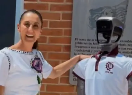 Sheinbaum inaugura bachillerato tecnol&oacute;gico acompa&ntilde;ada de robots