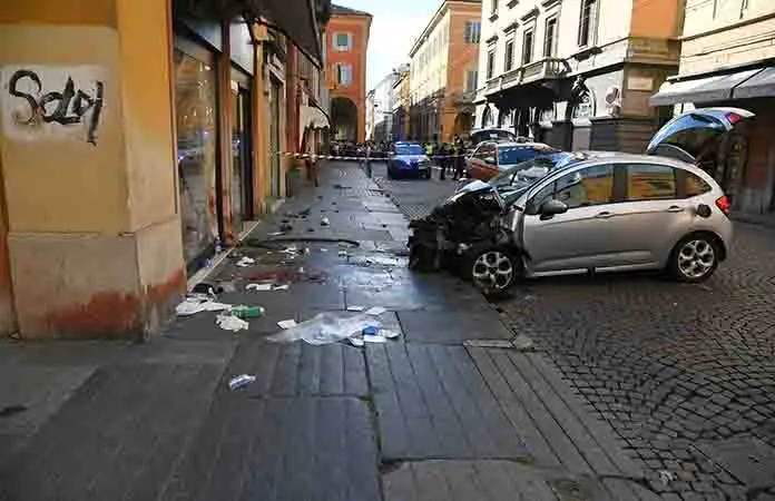 Sujeto atropella a una multitud