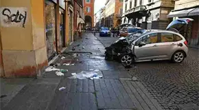 Sujeto atropella a una multitud