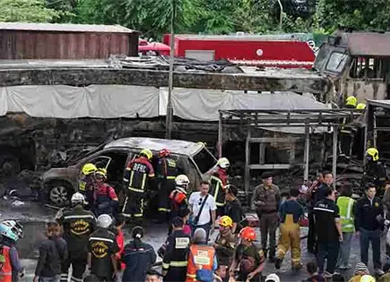 Tren choca a un bus; 8 muertos