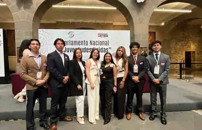 Alumnos, en Parlamento de Juventudes Unidas