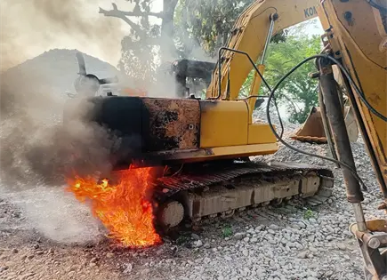 Arde excavadora en obra carretera de San Vicente