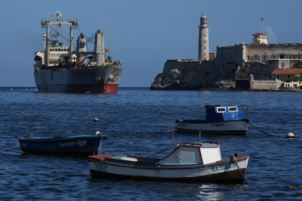 Autoridades cubanas reciben buque con donativos de México y Uruguay