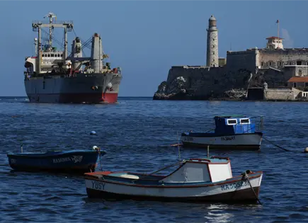 Autoridades cubanas reciben buque con donativos de México y Uruguay Autoridades cubanas reciben buque con donativos de México y Uruguay