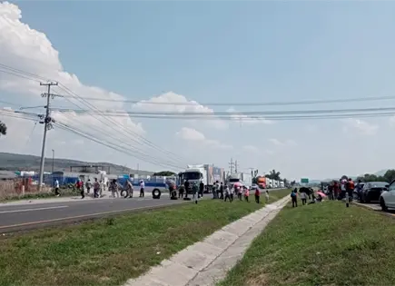 Bloqueo afecta tramo de carretera Querétaro-SLP Bloqueo afecta tramo de carretera Querétaro-SLP