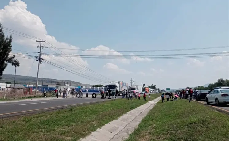 Bloqueo afecta tramo de carretera Quer&eacute;taro-SLP