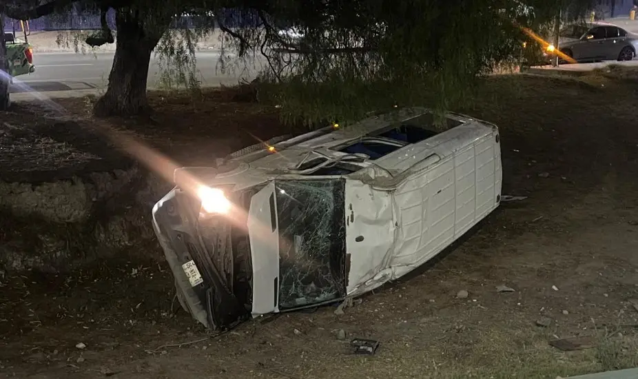 Camioneta de personal vuelca en la Matehuala