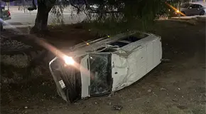 Camioneta de personal vuelca en la Matehuala