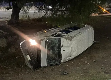 Camioneta de personal vuelca en la Matehuala Camioneta de personal vuelca en la Matehuala