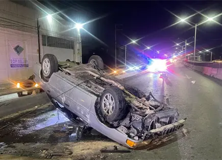 Choque contra muro deja auto volcado en Circuito Potosí Choque contra muro deja auto volcado en Circuito Potosí