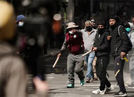 Choques en La Paz: manifestantes exigen renuncia del presidente