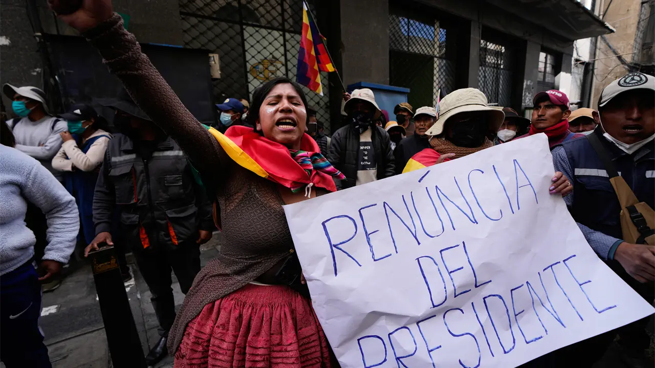 Fuertes choques de la policía con aliados del expresidente Morales y otros manifestantes en Bolivia