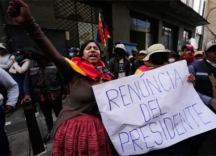 Fuertes choques de la polic&iacute;a con aliados del expresidente Morales y otros manifestantes en Bolivia