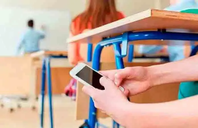 Limitarían el uso de celulares en escuelas