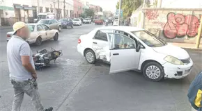 Motociclista se estrella con auto en Pedro Moreno