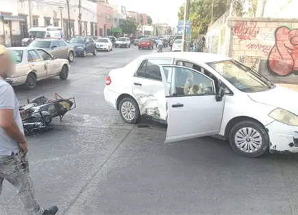 Motociclista se estrella con auto en Pedro Moreno Motociclista se estrella con auto en Pedro Moreno