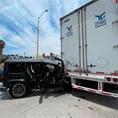 Vehículo se acaba al estrellarse vs. caja de tráiler Vehículo se acaba al estrellarse vs. caja de tráiler