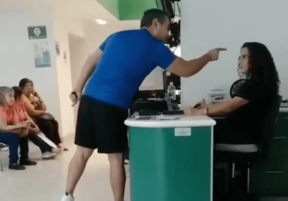VIDEO | Captan amenazas contra trabajadora del IMSS en clínica de SLP