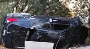 Vuelcan auto en accidente cerca de Milpillas
