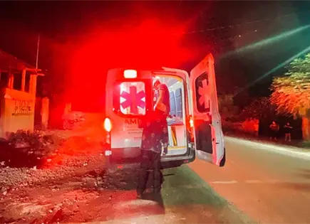 Choca motociclista contra puesto de tacos