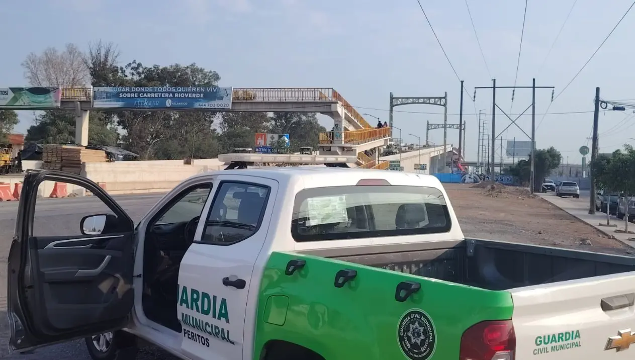 Cierran laterales de Circuito Potosí por maniobras en puente