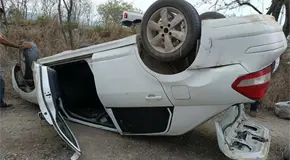 Fotos | Conductor sale herido en voladura sobre la Valles-Tampico