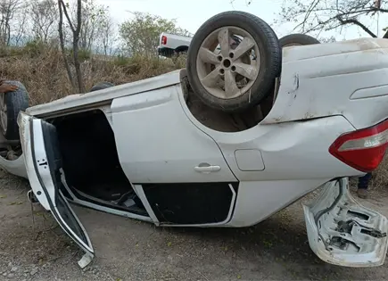 Fotos | Conductor sale herido en voladura sobre la Valles-Tampico