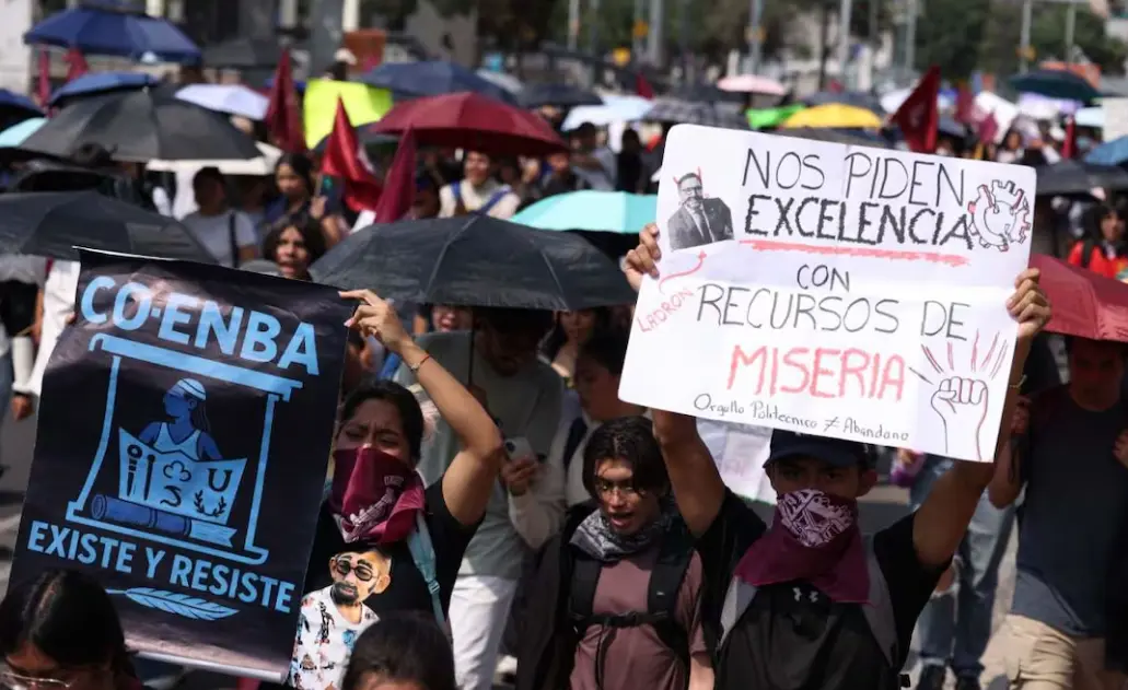 Estudiantes del IPN protestan frente a la SEP