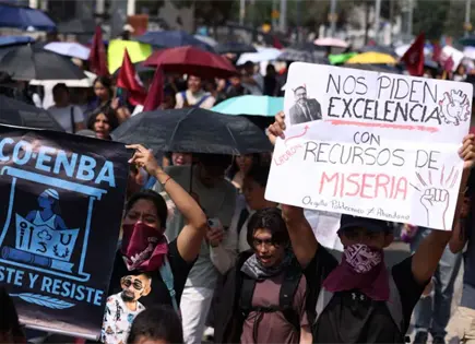 Estudiantes del IPN protestan frente a la SEP