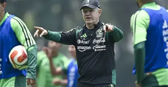 Javier Aguirre critica error defensivo tras gol de Serbia