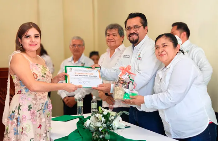 Otorgan premios municipales de educación 2026