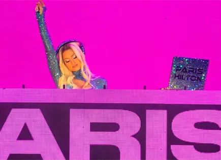 PARIS HILTON CIERRA EL TECATE EMBLEMA
