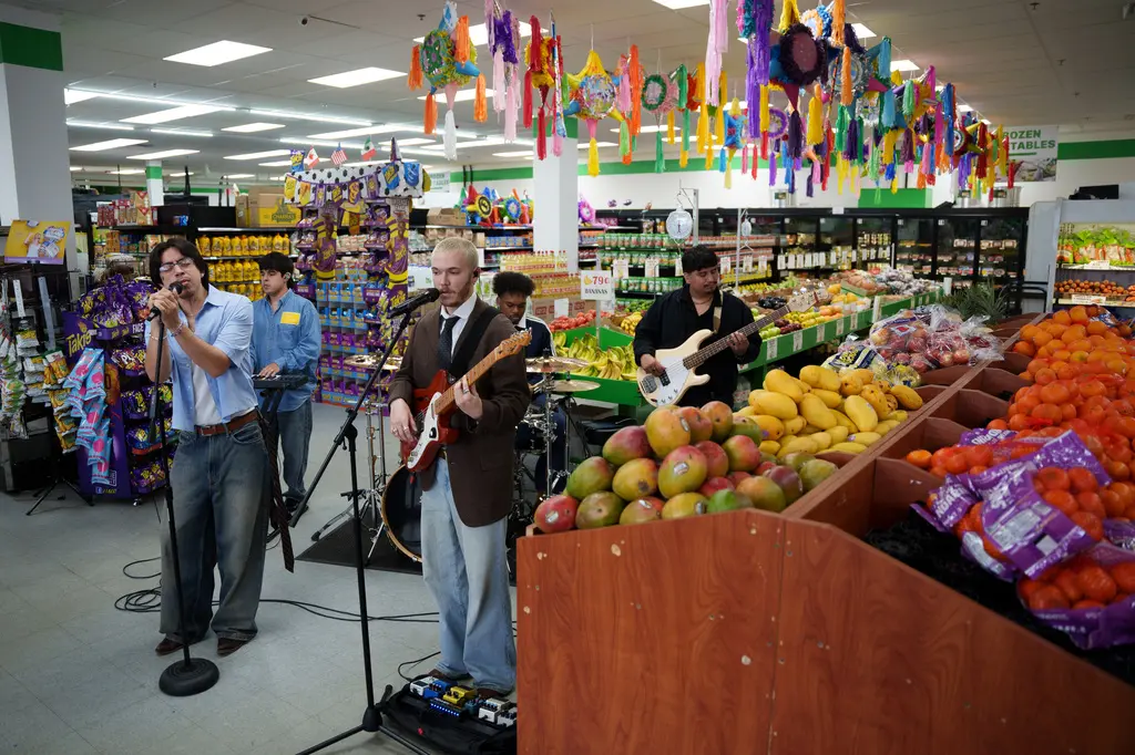 Una tienda hispana convierte su pasillo de frutas y verduras en escenario musical