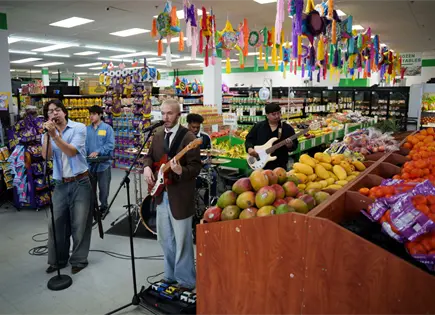Una tienda hispana convierte su pasillo de frutas y verduras en escenario musical Una tienda hispana convierte su pasillo de frutas y verduras en escenario musical