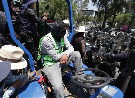 Agricultores bloquearon varias horas Paseo de la Reforma Agricultores bloquearon varias horas Paseo de la Reforma