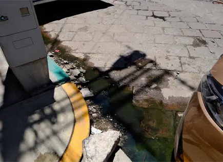 Agua residual afecta a vecinos de Abasolo, frente al Teatro Alarc&oacute;n
