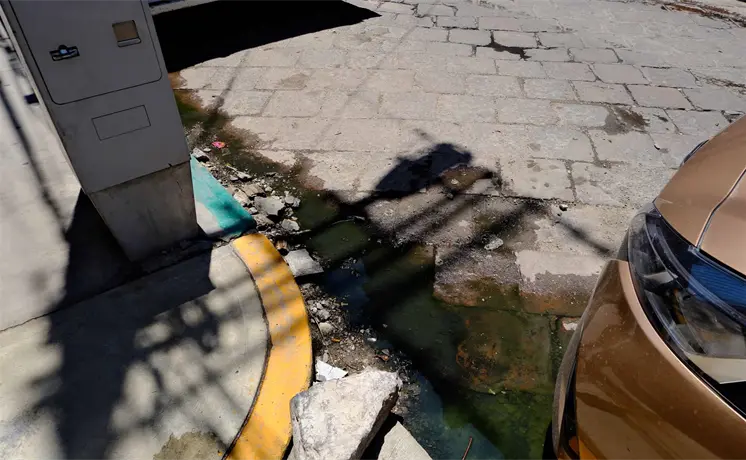 Agua residual afecta a vecinos de Abasolo, frente al Teatro Alarc&oacute;n