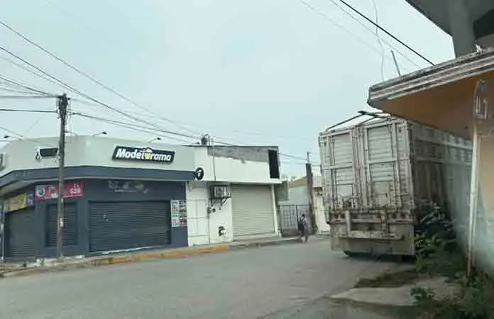 Camiones invaden calles en la Altavista