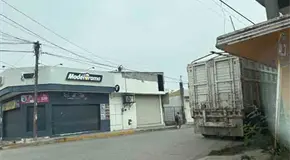 Camiones invaden calles en la Altavista
