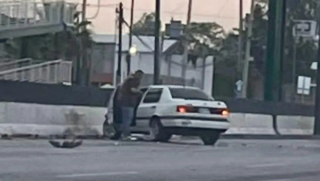 Choca contra muro por piso mojado