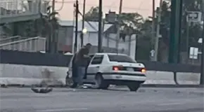 Choca contra muro por piso mojado